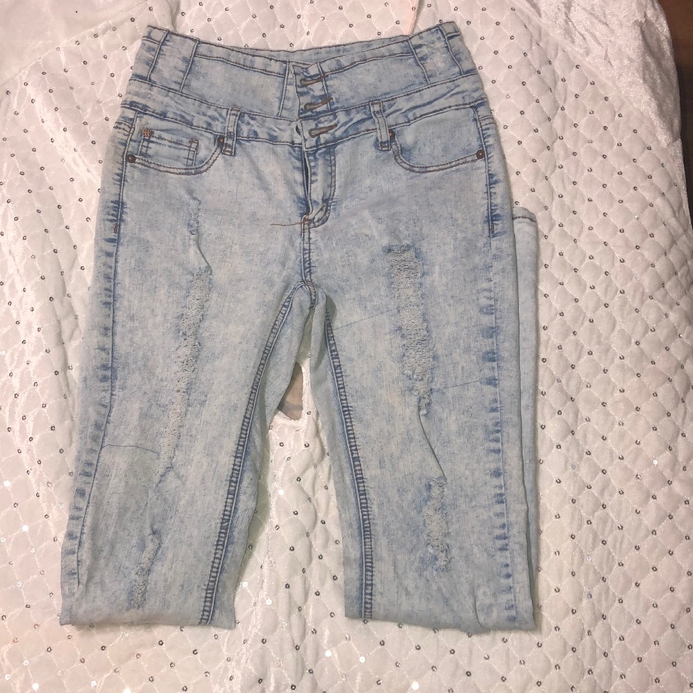 High waists distressed jeans